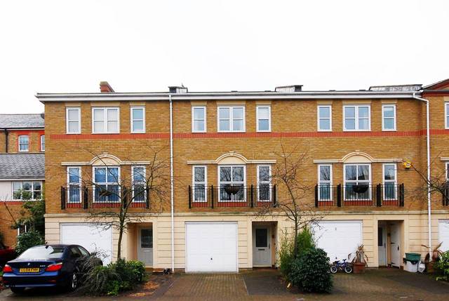  Image of 4 Bedroom Detached  To Rent at Pulteney Close  Isleworth, TW7 6PX