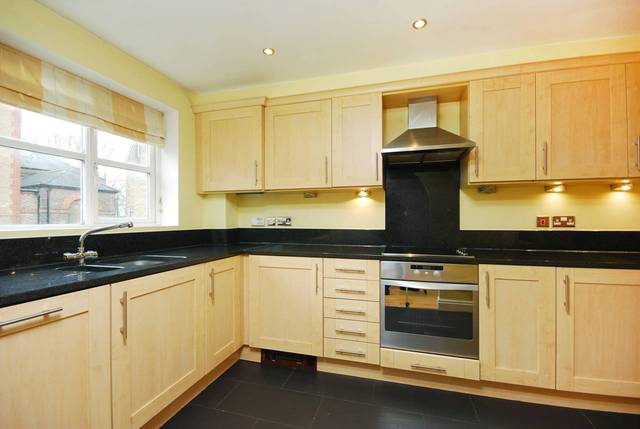  Image of 4 Bedroom Detached  To Rent at Pulteney Close  Isleworth, TW7 6PX