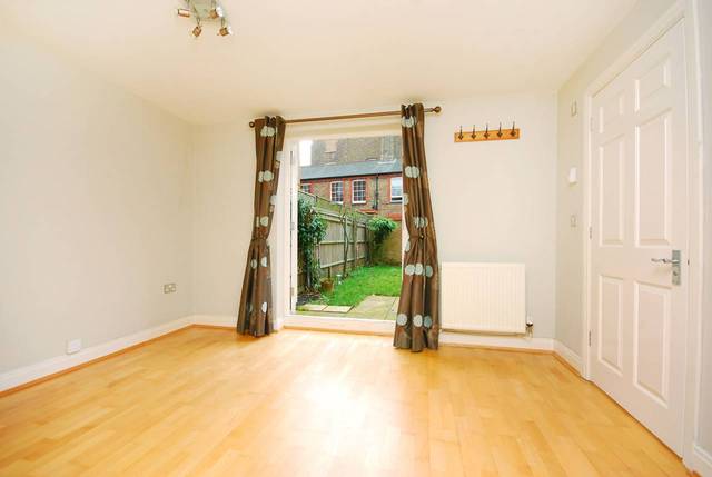  Image of 4 Bedroom Detached  To Rent at Pulteney Close  Isleworth, TW7 6PX