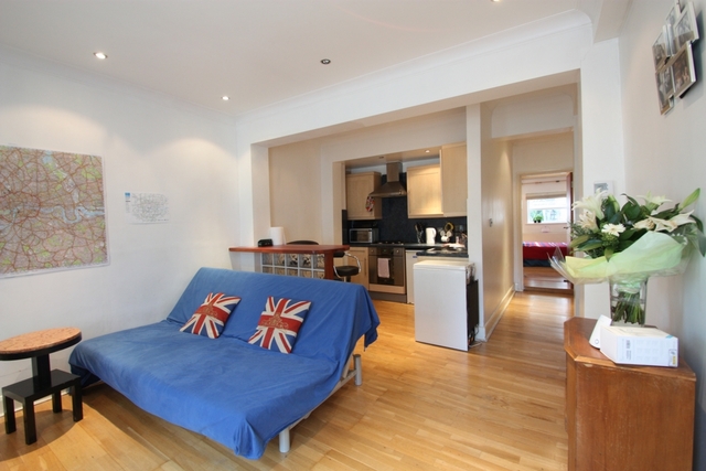  Image of 1 Bedroom Flat  For Sale at Putney Bridge Road  London, SW18 1HU