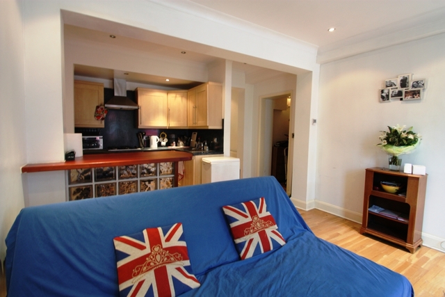  Image of 1 Bedroom Flat  For Sale at Putney Bridge Road  London, SW18 1HU