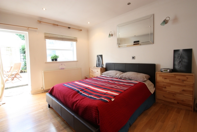  Image of 1 Bedroom Flat  For Sale at Putney Bridge Road  London, SW18 1HU