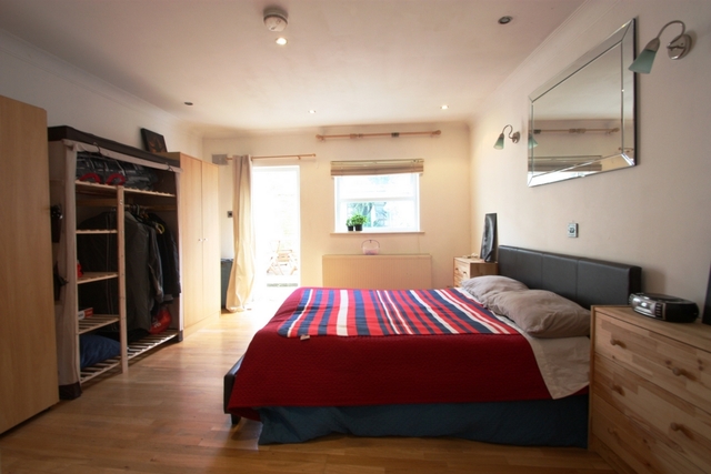  Image of 1 Bedroom Flat  For Sale at Putney Bridge Road  London, SW18 1HU