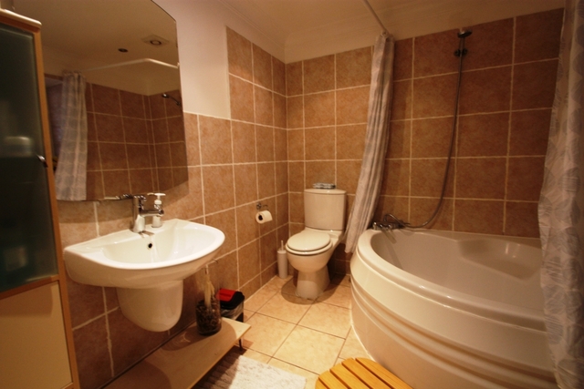  Image of 1 Bedroom Flat  For Sale at Putney Bridge Road  London, SW18 1HU