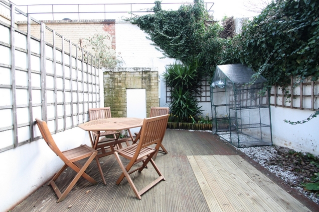  Image of 1 Bedroom Flat  For Sale at Putney Bridge Road  London, SW18 1HU