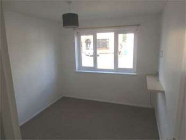  Image of 2 Bedroom Apartment  For Sale at Queens Avenue Leigh on Sea Leigh-on-Sea, SS9 1QT