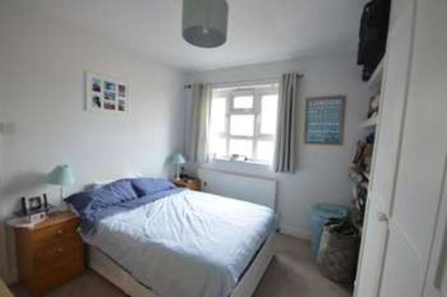  Image of 3 Bedroom Flat  To Rent at Gray Street  Waterloo, SE1 8UY