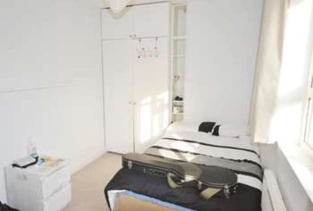  Image of 3 Bedroom Flat  To Rent at Gray Street  Waterloo, SE1 8UY