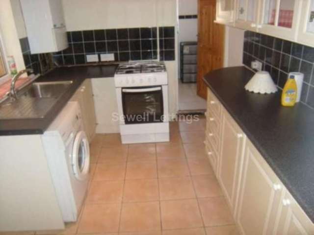  Image of 6 Bedroom Detached  To Rent at Grange Avenue  Reading, RG6 1DL