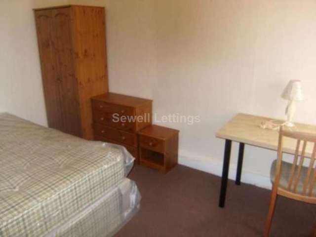  Image of 6 Bedroom Detached  To Rent at Grange Avenue  Reading, RG6 1DL