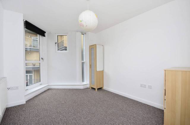  Image of 1 Bedroom Flat  For Sale at Richmond Road  London Fields, E8 3QR