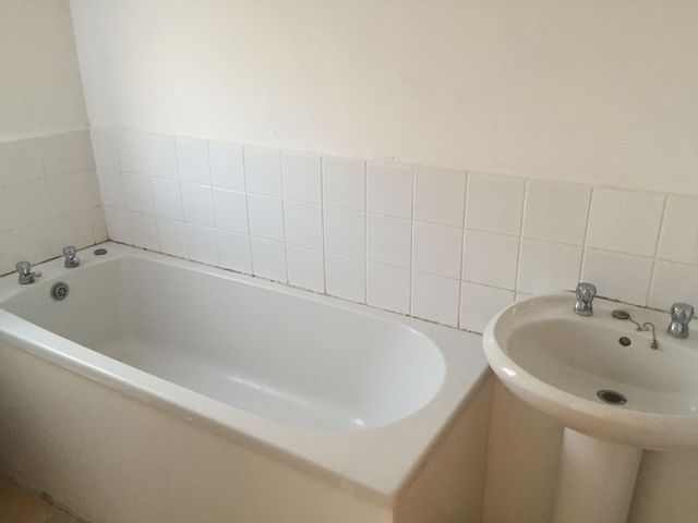  Image of 1 Bedroom Flat  To Rent at Roxwell Road  Barking, IG11 0PP