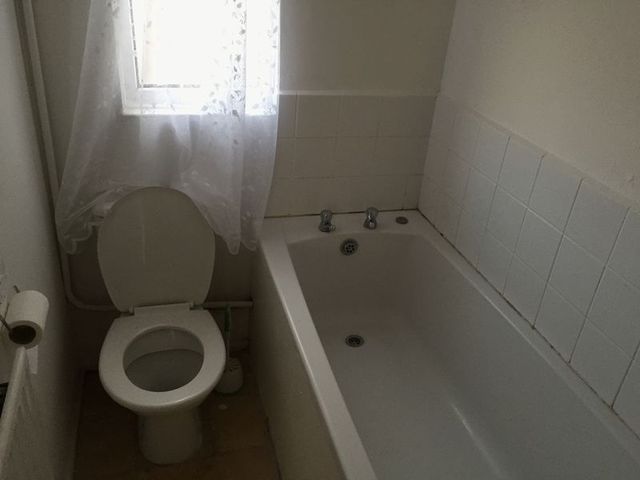  Image of 1 Bedroom Flat  To Rent at Roxwell Road  Barking, IG11 0PP