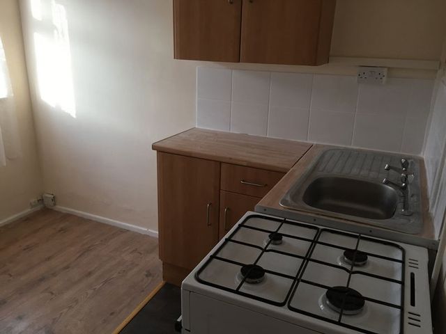  Image of 1 Bedroom Flat  To Rent at Roxwell Road  Barking, IG11 0PP