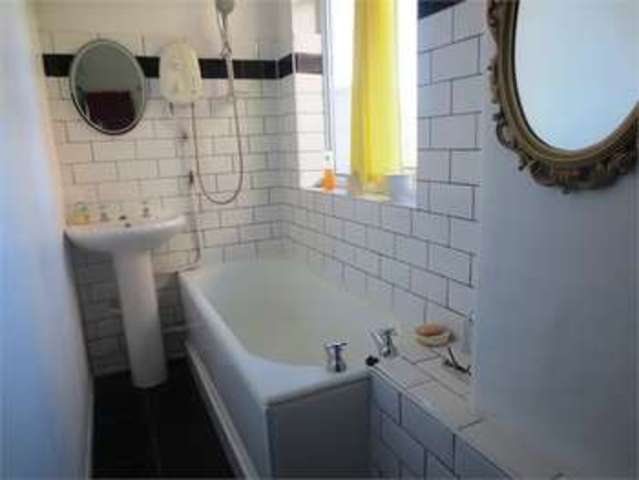  Image of 2 Bedroom Apartment  For Sale at Salisbury Road Leigh on sea Leigh-on-Sea, SS9 2JN