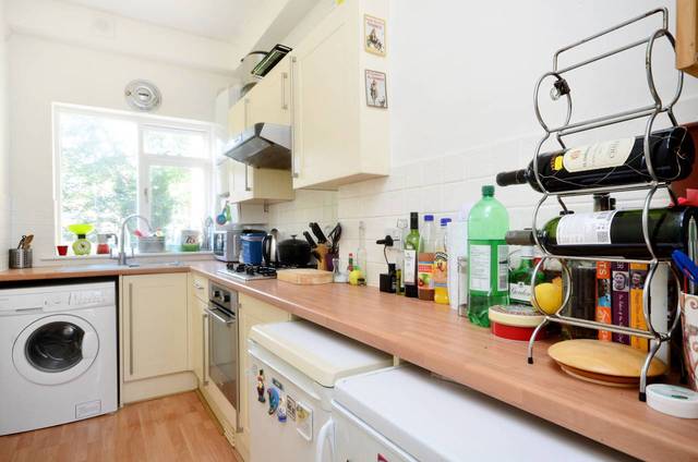  Image of 2 Bedroom Flat  To Rent at Shakspeare Walk  Hackney, N16 8TA