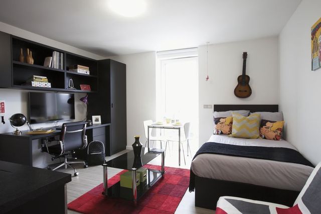  Image of 1 Bedroom Flat  To Rent at Shepherds Bush Road Hammersmith Hammersmith, W6 7NL