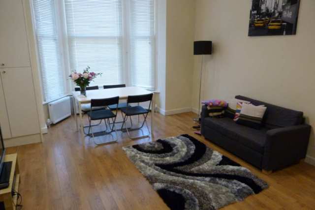  Image of 2 Bedroom Flat  To Rent at Shepherds Bush Road  London, W6 7LX