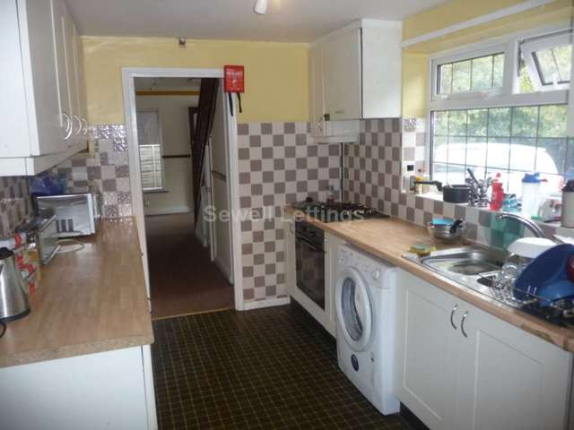 Image of 6 Bedroom Detached  To Rent at Shinfield Road  Reading, RG2 7BW