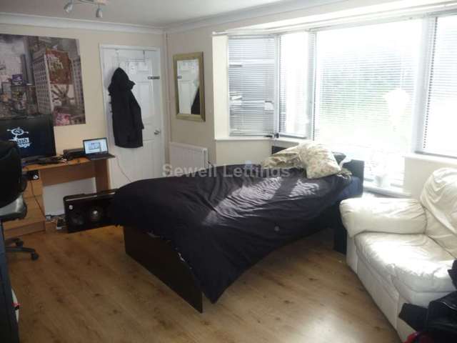  Image of 6 Bedroom Detached  To Rent at Shinfield Road  Reading, RG2 7BW