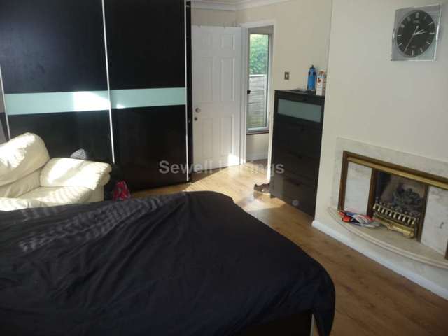  Image of 6 Bedroom Detached  To Rent at Shinfield Road  Reading, RG2 7BW
