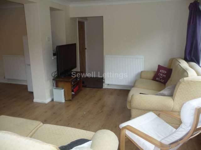  Image of 6 Bedroom Detached  To Rent at Shinfield Road  Reading, RG2 7BW