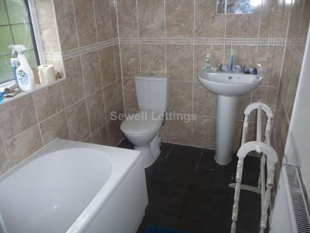  Image of 6 Bedroom Detached  To Rent at Shinfield Road  Reading, RG2 7BW