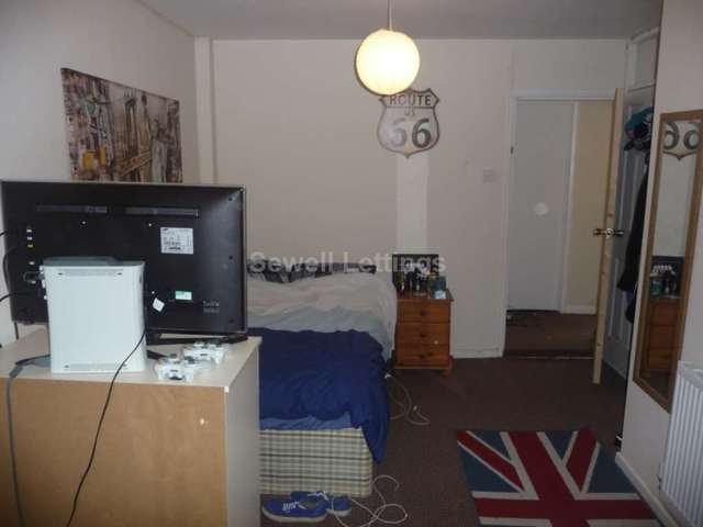  Image of 6 Bedroom Detached  To Rent at Shinfield Road  Reading, RG2 7BW