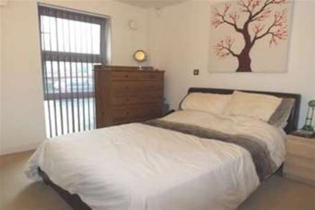  Image of 2 Bedroom Flat  To Rent at London, E18 2FR