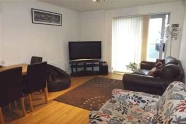  Image of 2 Bedroom Flat  To Rent at London, E18 2FR