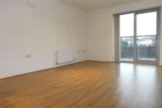  Image of 2 Bedroom Flat  To Rent at London, E18 2FR