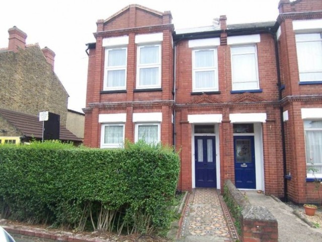  Image of 2 Bedroom Flat  To Rent at Spencer Road  Harrow, HA3 7AR