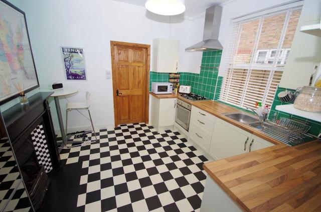  Image of 1 Bedroom Flat  To Rent at London, N3 2AA