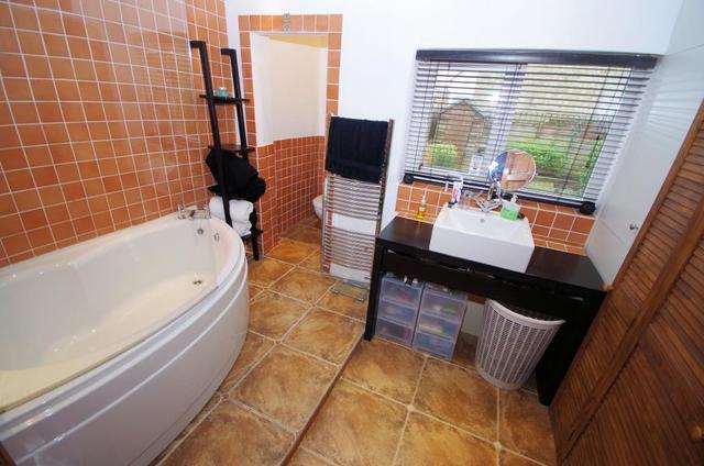  Image of 1 Bedroom Flat  To Rent at London, N3 2AA