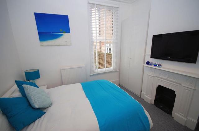  Image of 1 Bedroom Flat  To Rent at London, N3 2AA