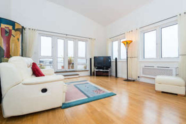  Image of 3 Bedroom Flat  For Sale at Docklands, E14 3WB