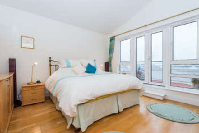  Image of 3 Bedroom Flat  For Sale at Docklands, E14 3WB