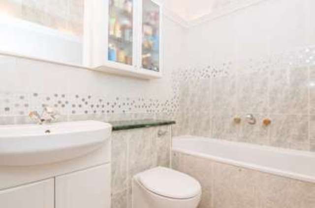  Image of 3 Bedroom Flat  For Sale at Docklands, E14 3WB