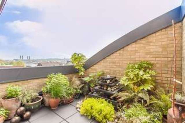  Image of 3 Bedroom Flat  For Sale at Docklands, E14 3WB