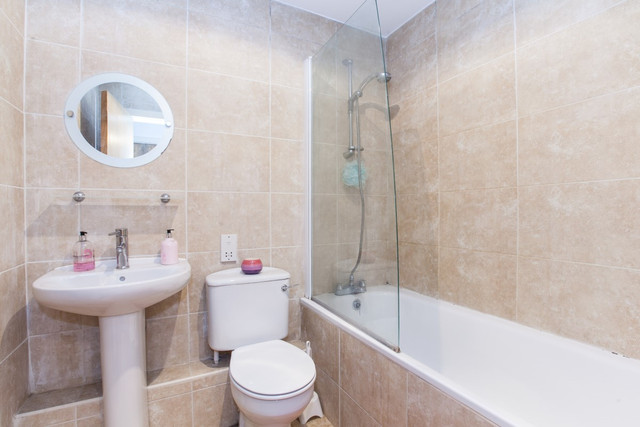  Image of 2 Bedroom Flat  For Sale at Docklands, E14 3WD