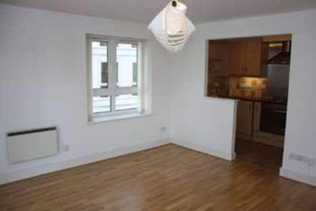  Image of 2 Bedroom Flat  To Rent at Docklands, E14 3WQ