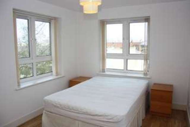  Image of 2 Bedroom Flat  To Rent at Docklands, E14 3WQ