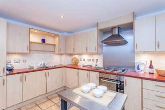  Image of 2 Bedroom Flat  For Sale at London, E14 3WE