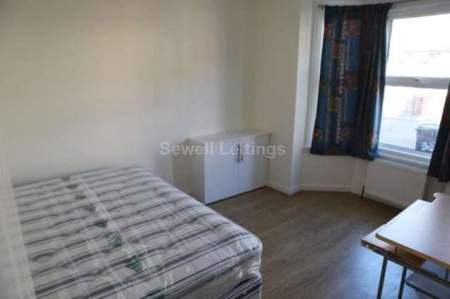  Image of 4 Bedroom Detached  To Rent at St Edwards Road  Reading, RG6 1NL