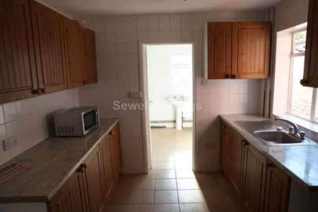  Image of 4 Bedroom Detached  To Rent at St Edwards Road  Reading, RG6 1NL