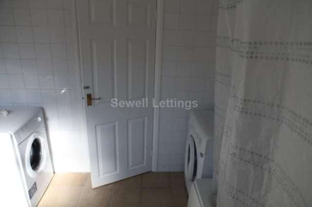  Image of 4 Bedroom Detached  To Rent at St Edwards Road  Reading, RG6 1NL