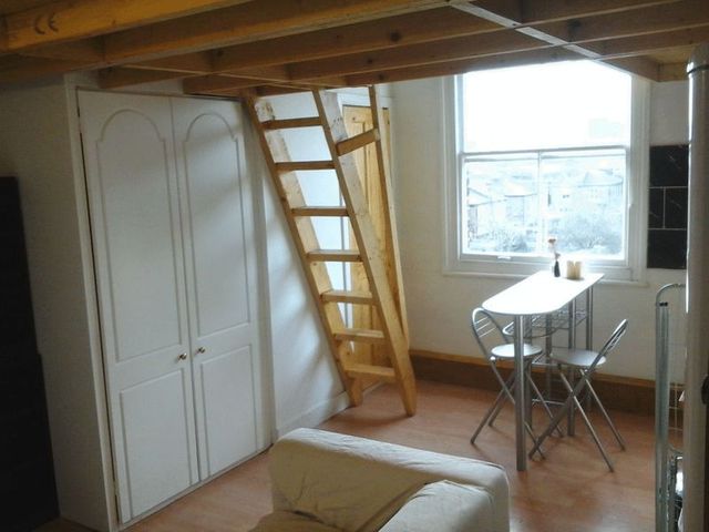  Image of 1 Bedroom Flat  To Rent at St. Helens Gardens  London, W10 6LL