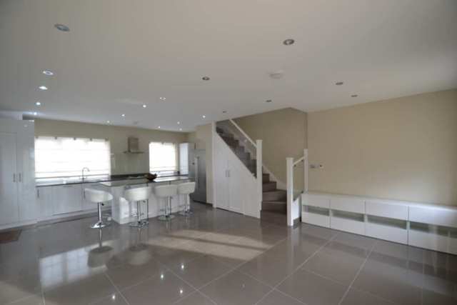  Image of 2 Bedroom Detached  To Rent at Hammersmith W6 London, W6 9BD