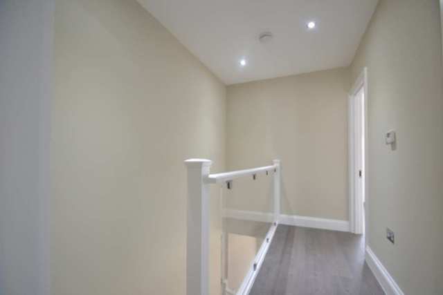  Image of 2 Bedroom Detached  To Rent at Hammersmith W6 London, W6 9BD