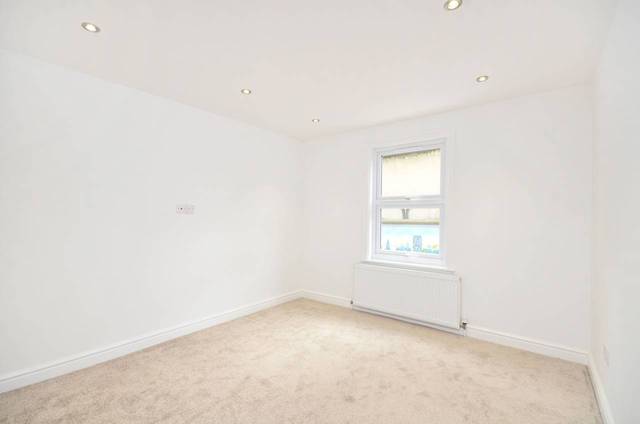  Image of 2 Bedroom Flat  For Sale at St Thomas Square  Hackney, E9 7PN